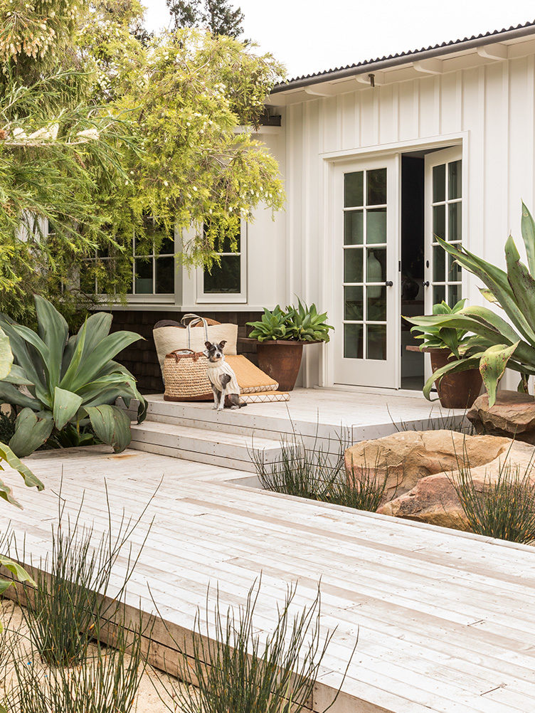 garden ideas, outdoor deck ideas, drought-resistent plantings, California gardens, outdoor living, outdoor furniture