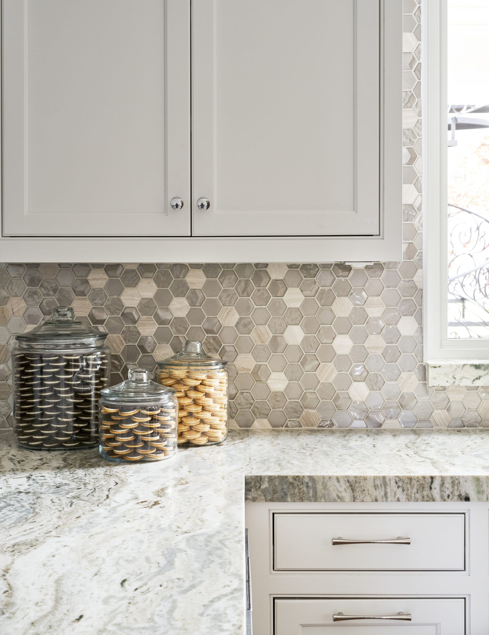 35 Kitchens With Glossy & Reflective Tiles - Chairish Blog - 35 Kitchens With Glossy & Reflective Tiles - Chairish Blog