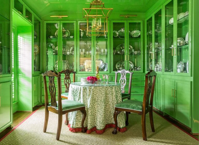 How to Decorate China Cabinet Displays