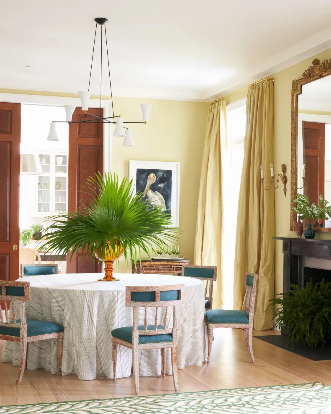 How to Furnish Around a Round Table